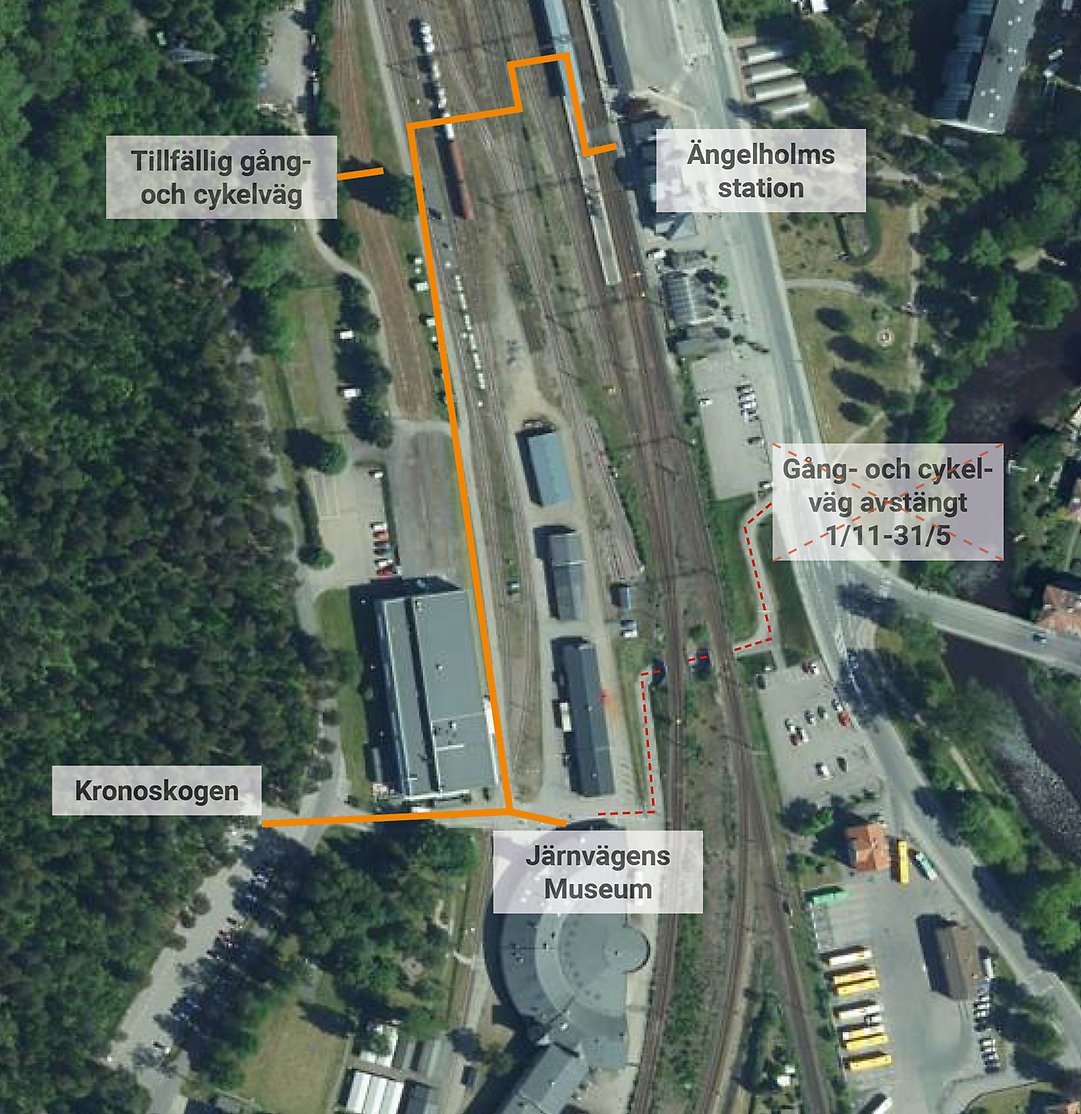 Satellitfoto över stationsområdet i Ängelholm med inritad tillfällig gång och cykelväg till skogen. Illustration.