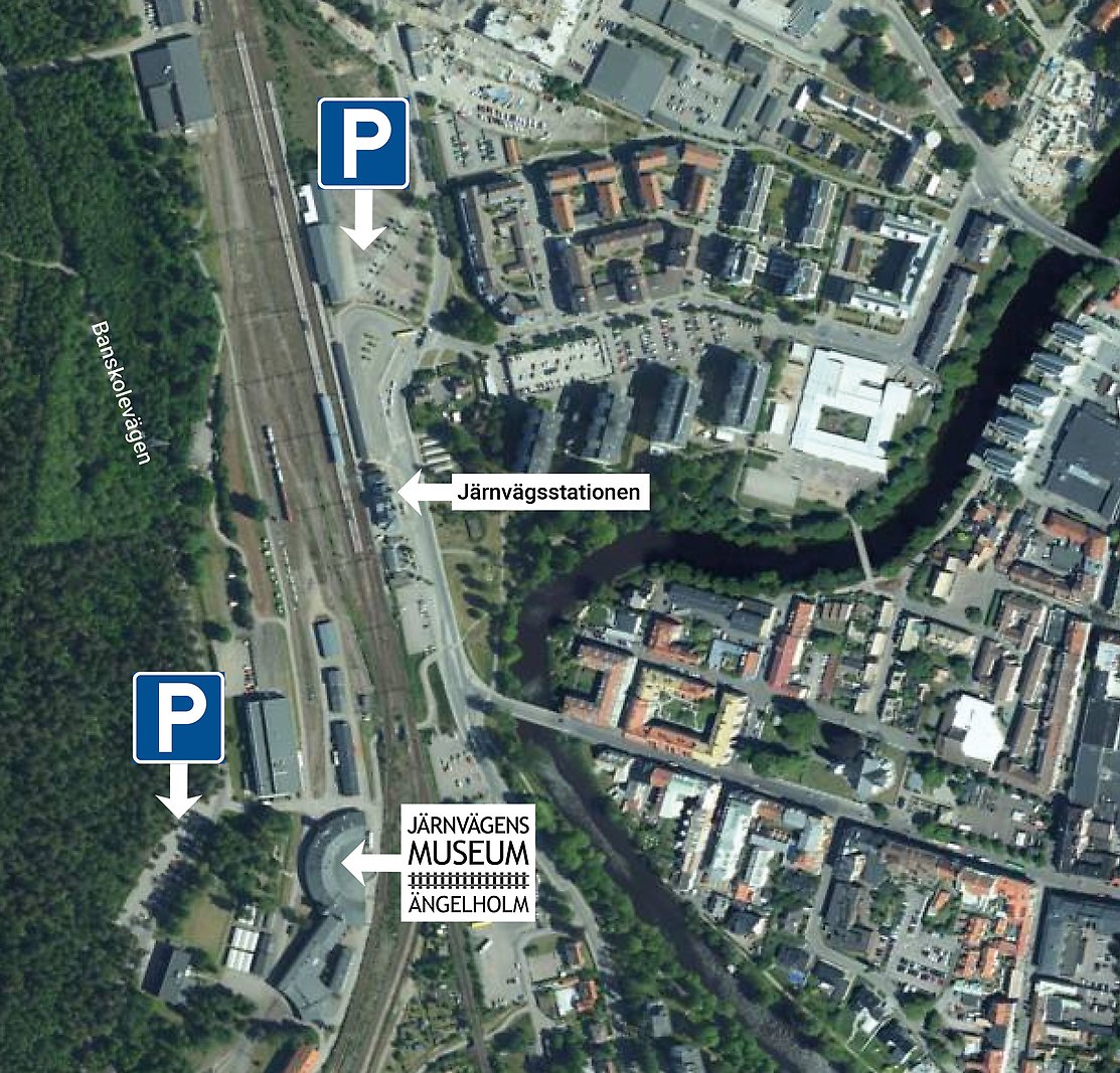 Satellitfoto över museet och stationsområdet med markerade parkeringsplatser.