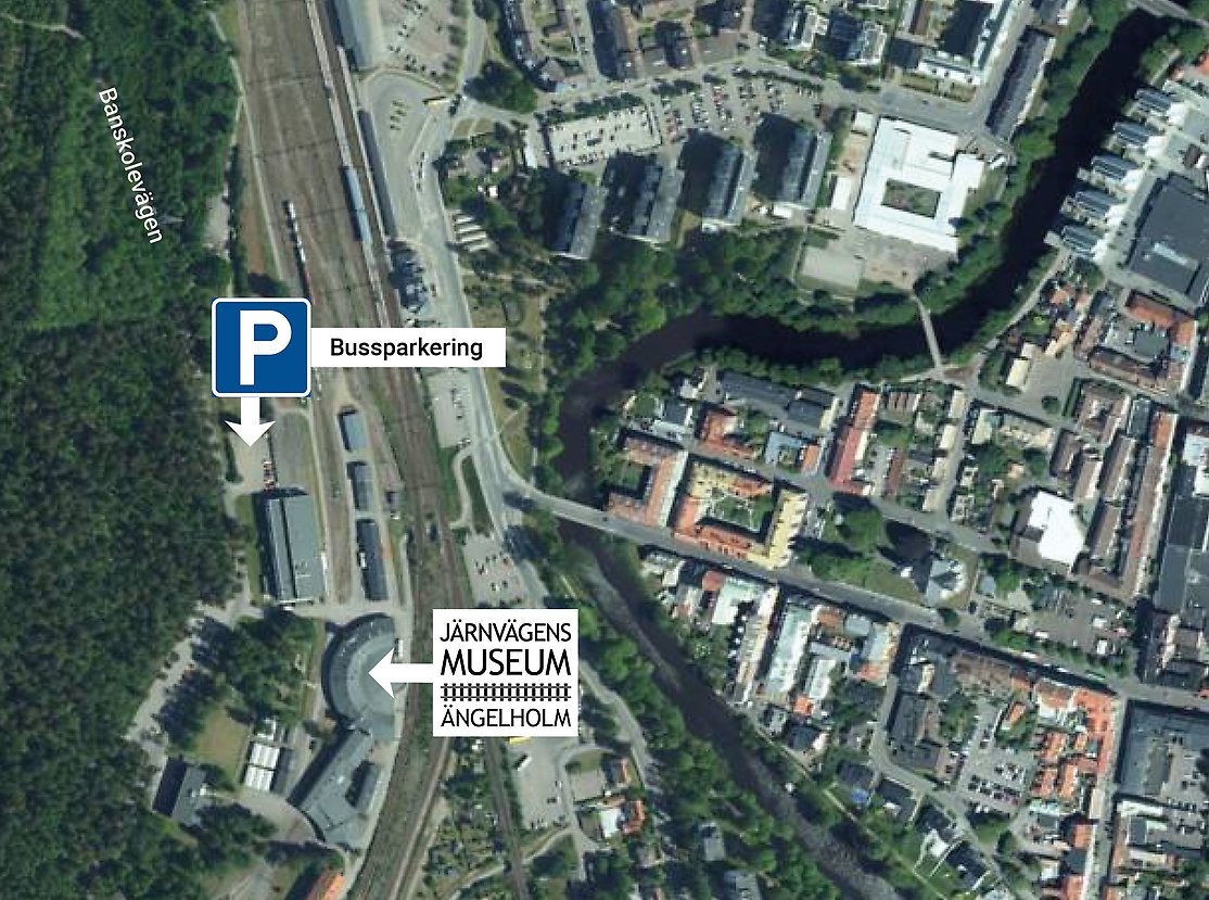 Satellitfoto över museiområdet med markerad plats för bussparkering.