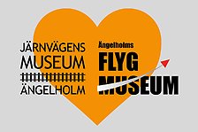 Logotyper Järnvägens Museum och Ängelholms Flygmuseum med orange hjärta på grå bakgrund