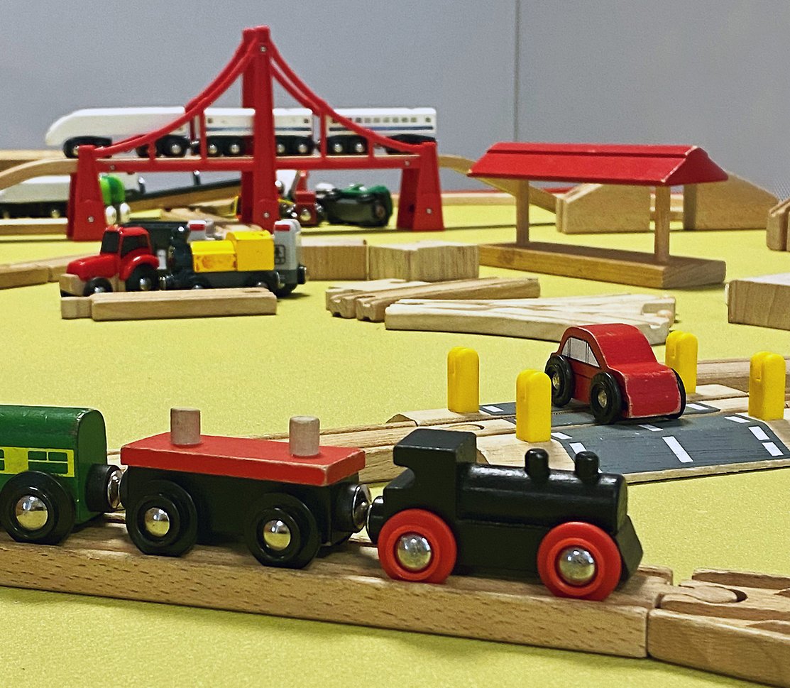 Brio-leksakstågbana med ånglok och vagnar. Foto.